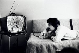 Mick Jagger assiste à sua própria participação no programa Red Skelton Show